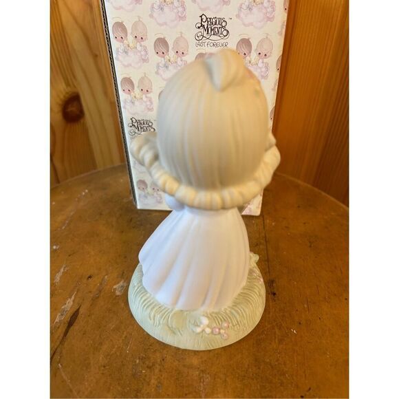 PRECIOUS MOMENTS I BELIEVE IN THE OLD RUGGED CROSS Figurine (8411) - Picture 3 of 7